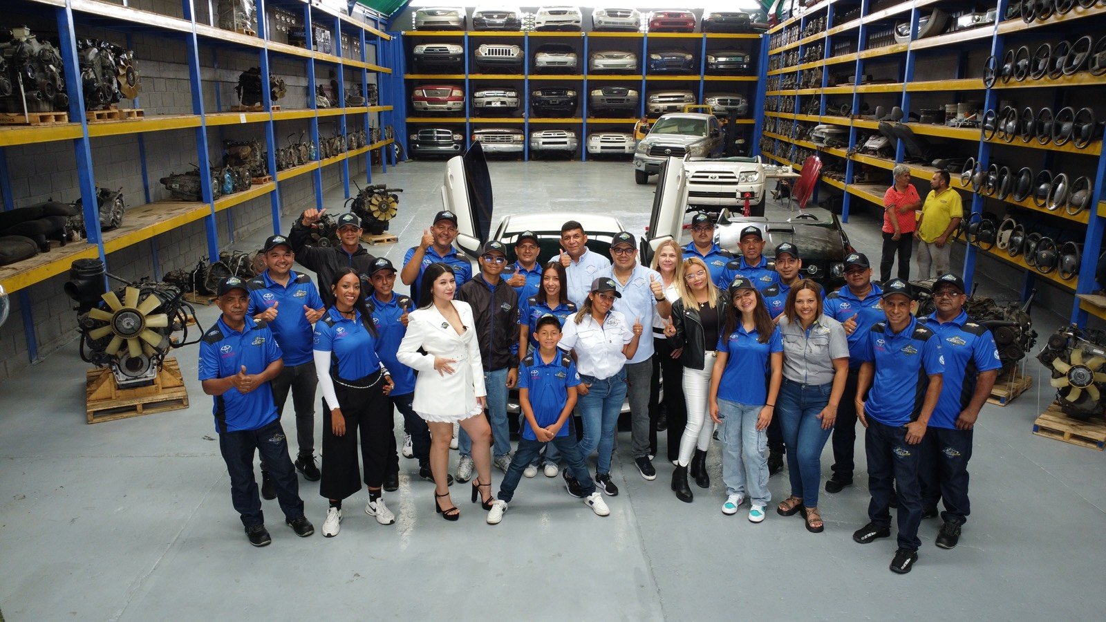 Equipo de AlexsAuto Import en el almacén
